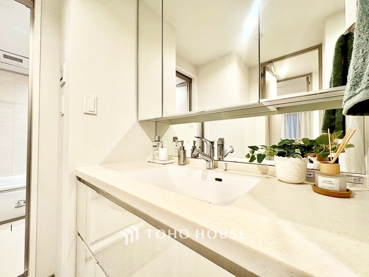 洗面 ◆ここに在る◆事も無げに美しく、伝えるには筆舌に尽くし難い。豪華絢爛や華美と言う事ではなく、住まう者にとって暮らし易く心地がいいと言う美しさがこの住まいには込められている。