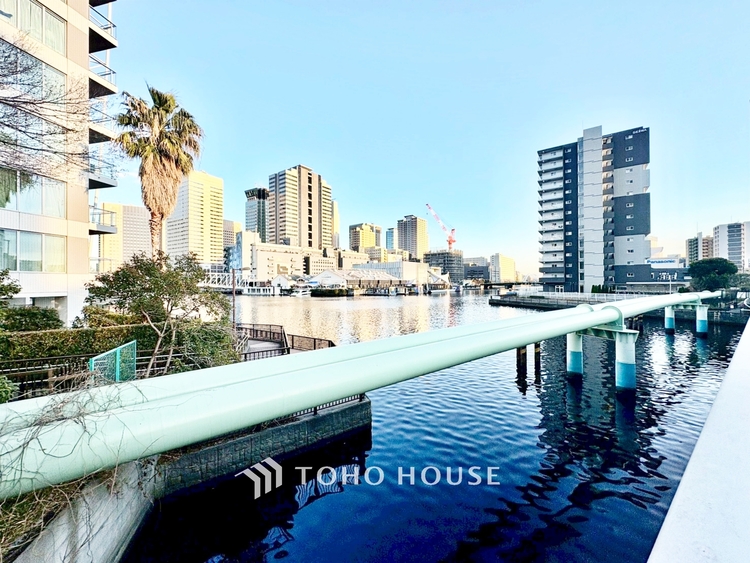 その他 ◆今宵の食卓◆ダウンライトに反射するグラスを眺めながらワインを注ぐ。トクトクと心地いい音をさせながら、フランスの古城を思わせる薫りがたちこめ、とても幸せな時を過ごせる。