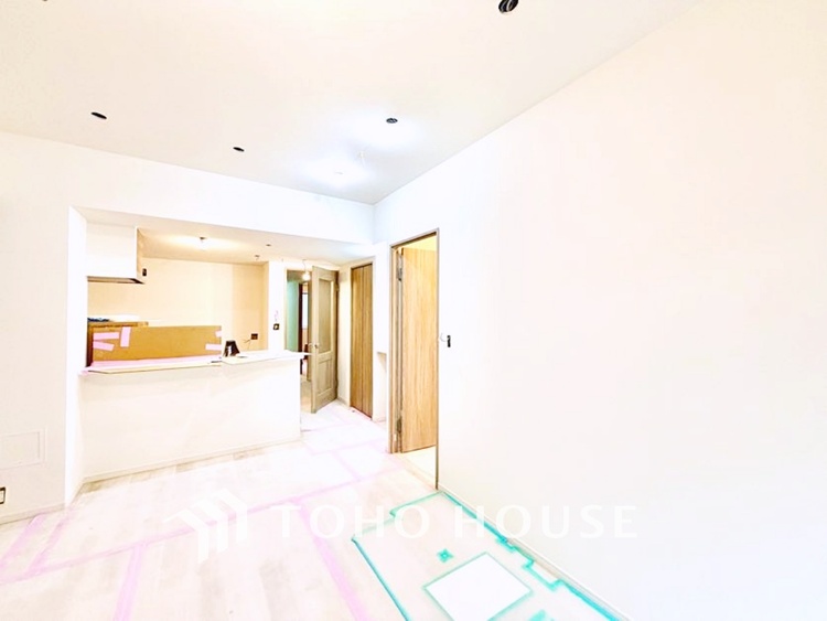 内装 太陽の光をスマートにリビングへ。優しくいざなわれた採光が朝は目を覚ませ、昼はくつろぎ、そして夕刻には温もりを与える。他にはないおしゃれなデザインで。