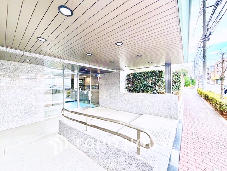 内装 静かな環境で集中できる洋室。仕事や趣味のスペースとしても活用できる便利な空間です。