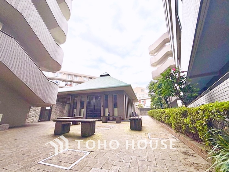 内装 ゆったりとした広さと明るさを兼ね備えた、くつろぎの時間を楽しめる快適なリビングです。