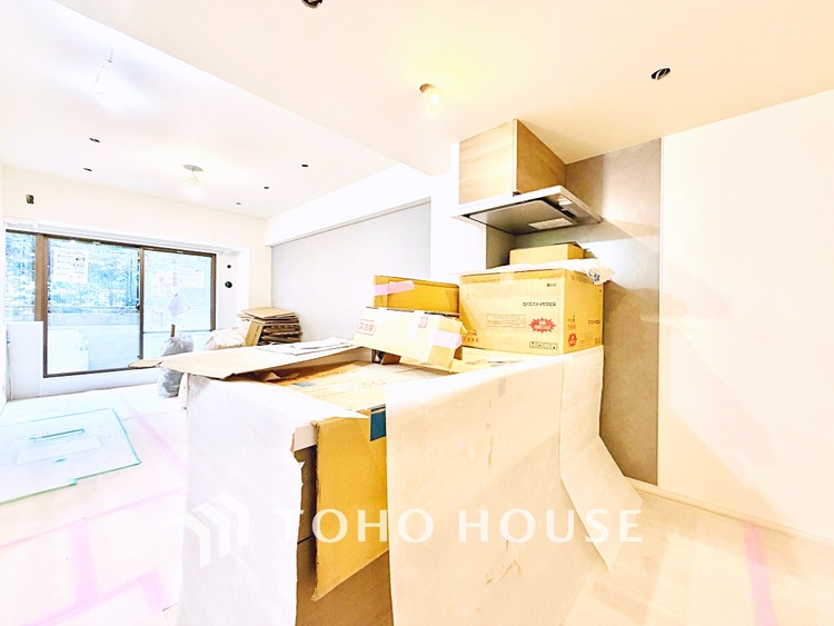 洗面 【Wash basin】十分な大きさの洗面台は収納もさる事ながら、身だしなみチェックや歯磨きなど、朝の慌ただしい時間でもホテルライクなスペースで余裕とゆとりを感じて頂けます。