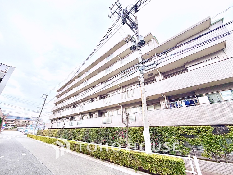 玄関 家族の靴や小物を整理しやすい収納付きで、玄関がいつも整った印象に。