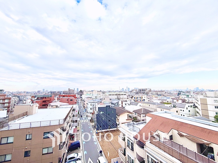 内装 大きな窓から差し込む陽光が心地よい、家族が自然と集まる開放的なリビング空間です。