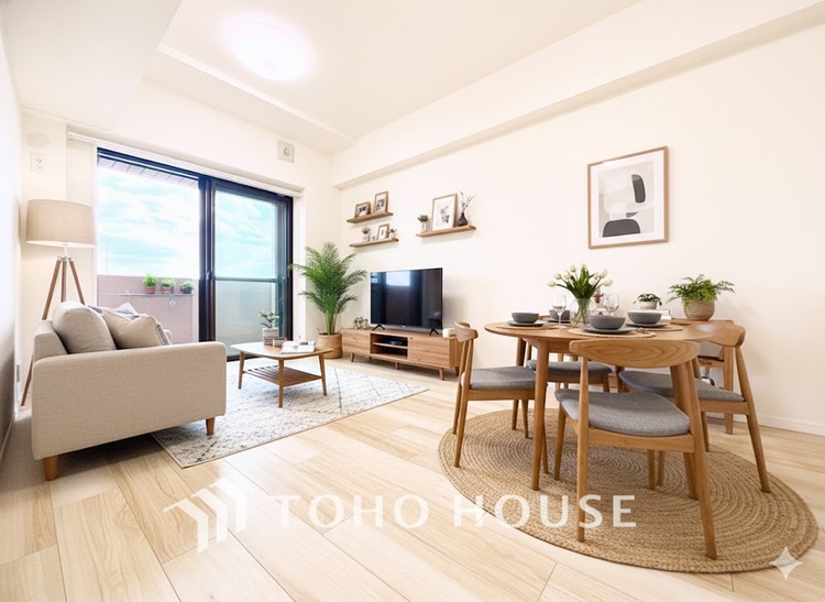 内装 ※家具はCGです。太陽の光をスマートにリビングへ。優しくいざなわれた採光が朝は目を覚ませ、昼はくつろぎ、そして夕刻には温もりを与える。他にはないおしゃれなデザインで。