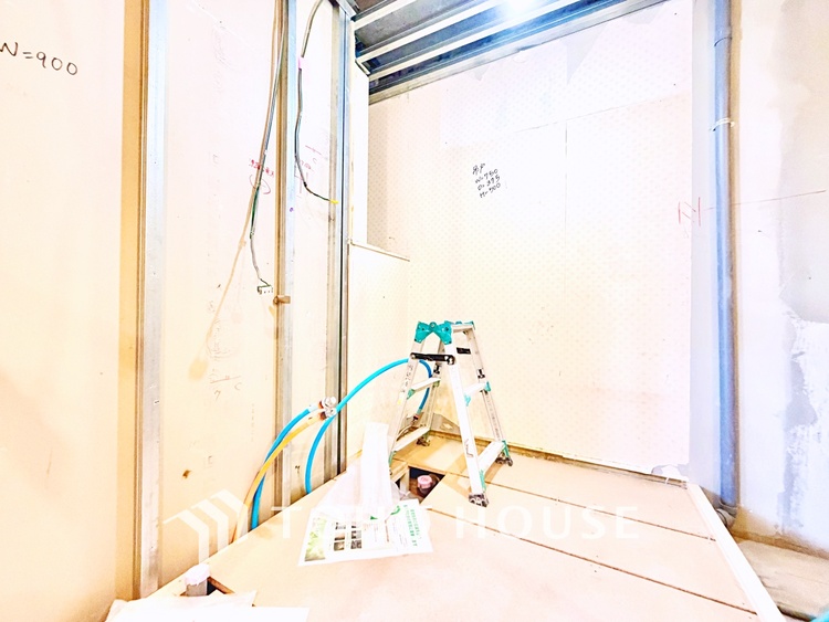 内装 プライベートな時間を大切にできる、落ち着いた洋室。収納も充実し快適な暮らしを実現します。