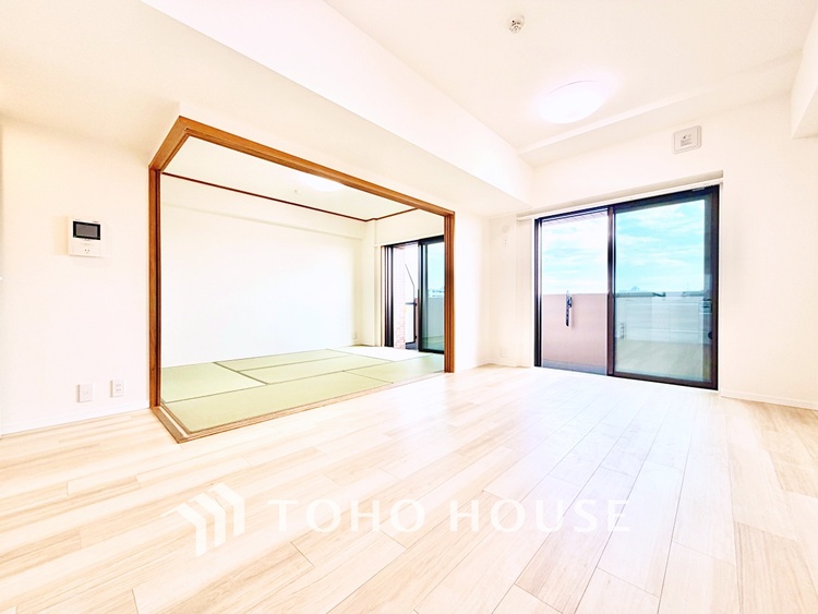 内装 家族や友人との団らんに最適なリビング。落ち着いた雰囲気でくつろぎの時間を過ごせます。