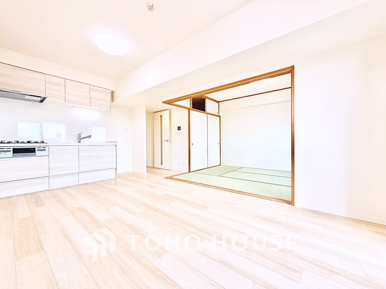 内装 シンプルで洗練されたデザインが魅力のリビング。インテリアを自由に楽しめる空間です。