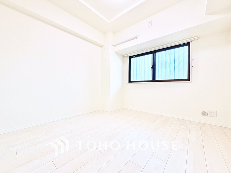 内装 静かな環境で集中できる洋室。仕事や趣味のスペースとしても活用できる便利な空間です。