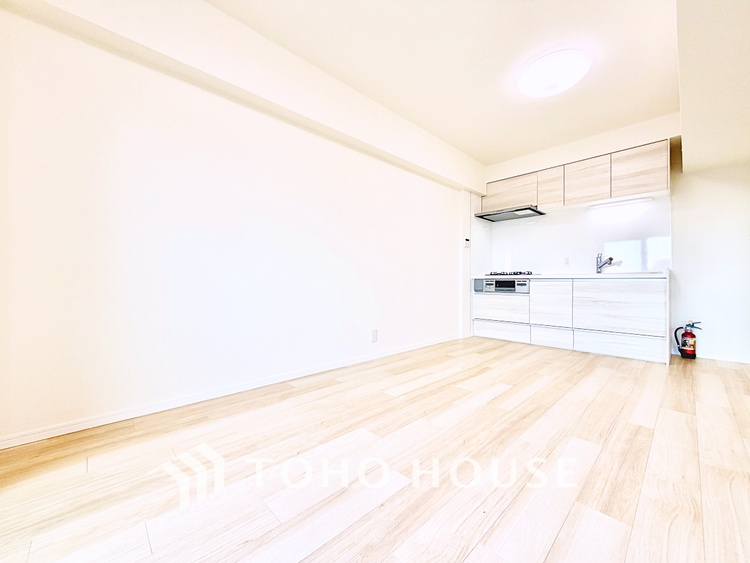 内装 ゆったりとした広さと明るさを兼ね備えた、くつろぎの時間を楽しめる快適なリビングです。