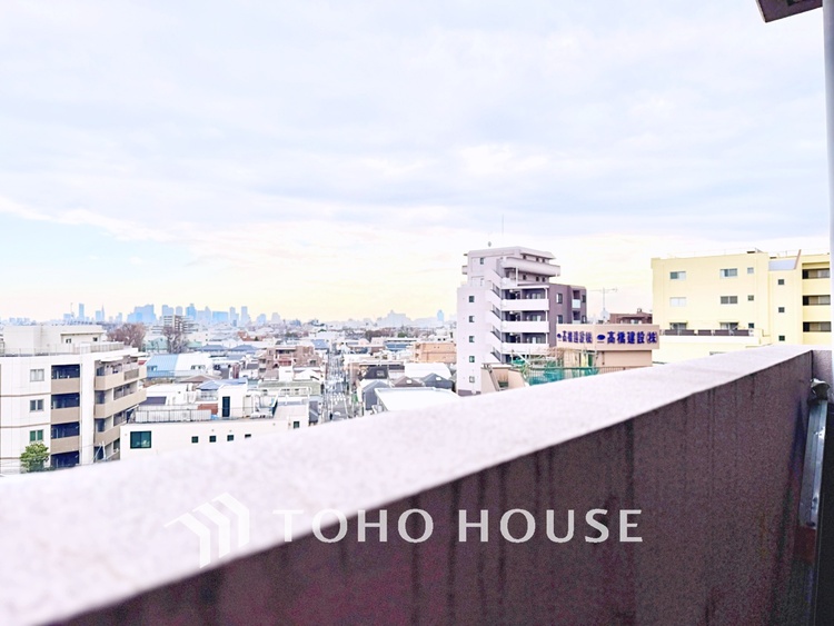 洗面 【Wash basin】十分な大きさの洗面台は収納もさる事ながら、身だしなみチェックや歯磨きなど、朝の慌ただしい時間でもホテルライクなスペースで余裕とゆとりを感じて頂けます。