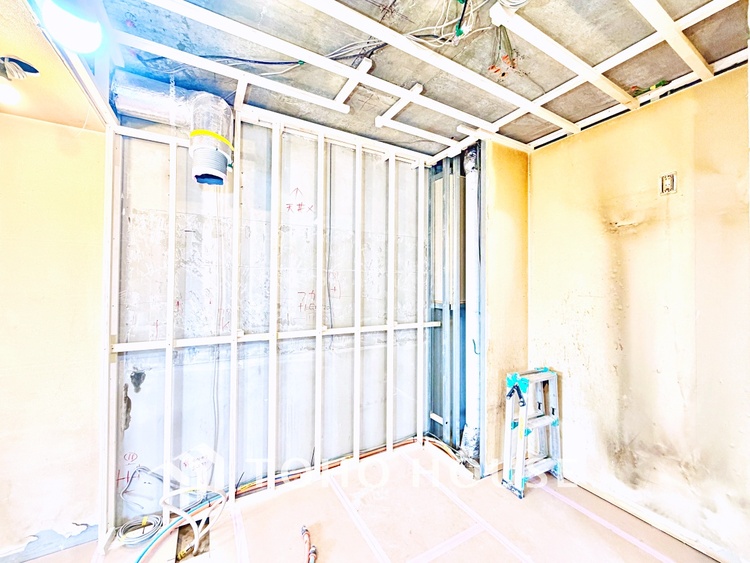 玄関 家族の靴や小物を整理しやすい収納付きで、玄関がいつも整った印象に。