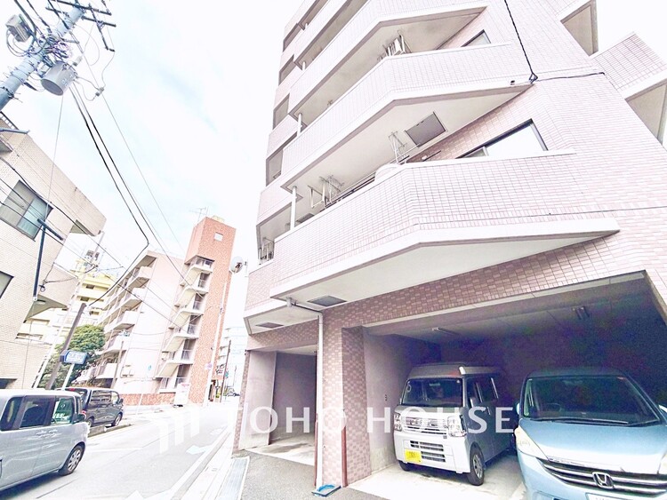 バルコニー ベランダから望む紺碧の空からそよ風、そして目に映るのはグリーン広がる風光明媚な世界。それは清々しい自然の薫りを肌で感じる幸せな空間。