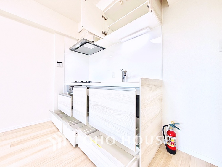 キッチン 食器収納も充実した、片付けやすいキッチン。毎日の家事が快適に進みます。