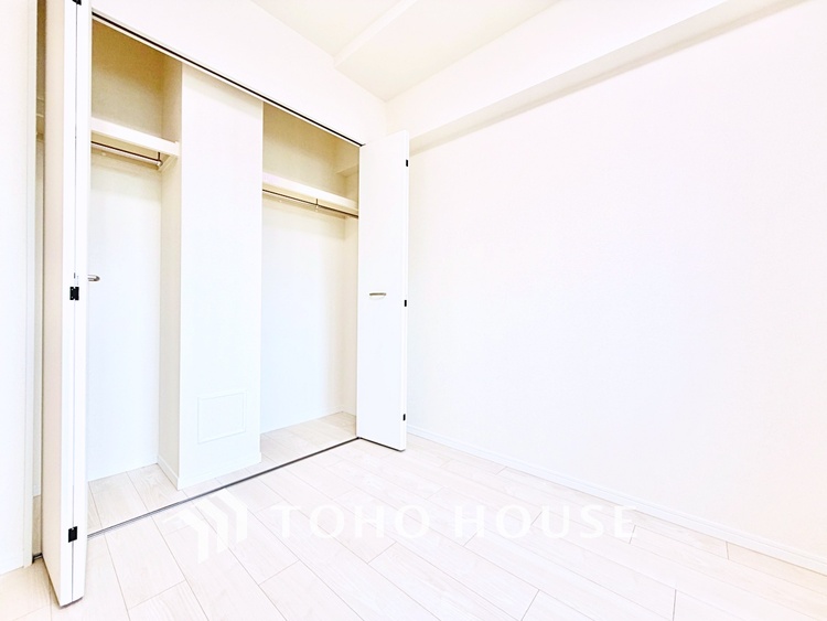 収納 クローゼット完備で、季節物の衣類や小物もきれいに収納できる便利な設計です。