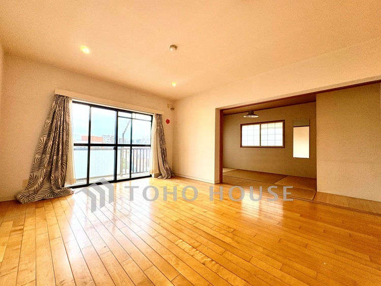 内装 ◆時を忘れる場所◆ここにはみんなが集い、食事と楽しい会話が始まる。話に夢中になりすぎて、ついつい時を忘れ夜半過ぎになってしまう。そんな束の間の幸せを感じさせてくれる場所でありたい。