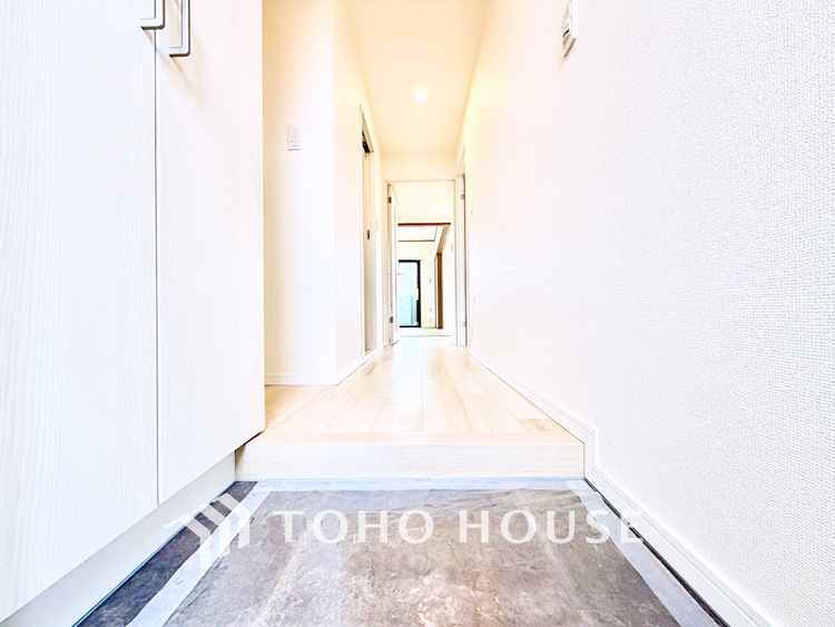 玄関 家族の靴や小物を整理しやすい収納付きで、玄関がいつも整った印象に。