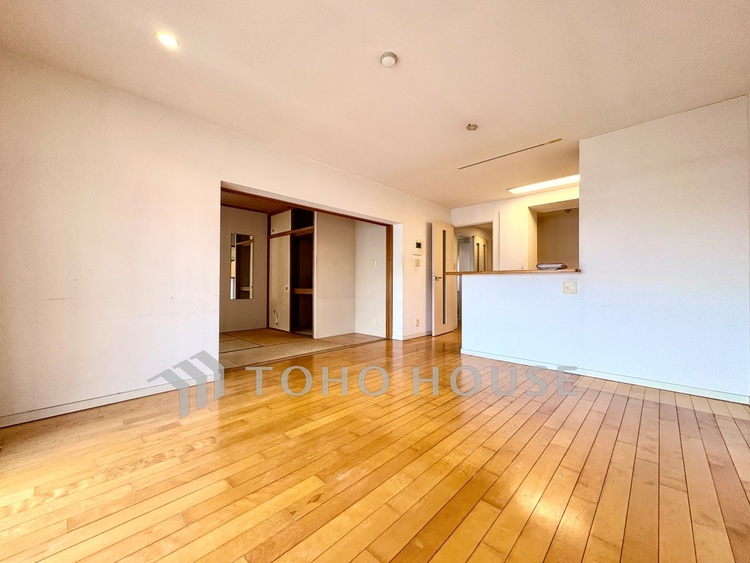 内装 ◆木漏れ日◆の様な採光が優しく足元を照らし、心地いい暮らしの道しるべを写し出す。この空間で過ごす家族との語らいの時間がとても素敵で幸せを感じるかもしれない。