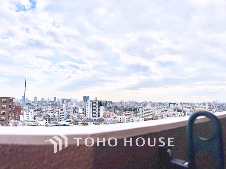 バルコニー ベランダから望む紺碧の空からそよ風、そして目に映るのはグリーン広がる風光明媚な世界。それは清々しい自然の薫りを肌で感じる幸せな空間。