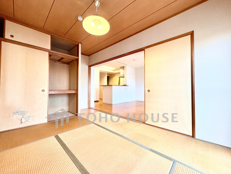 内装 ◆窓を開けると◆冷涼な風、そよぐリビング。だんらんの場所はここから始まり、ここで終わる。家族の笑顔が集う素敵な場所だから、こだわり抜いた思いが詰まっているのだと思う。