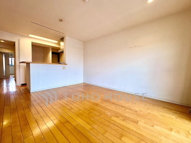 内装 ◆結ばれた◆玄関ドアを開けるとリビングから聞こえる小走りの足音。靴を脱ぎかけ目の前に立つ君の瞳と交差する。君は微笑みその刹那に心奪われる。佇む僕と君の間に赤い糸が結ばれた。