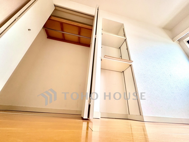 内装 ◆今宵の食卓◆ダウンライトに反射するグラスを眺めながらワインを注ぐ。トクトクと心地いい音をさせながら、フランスの古城を思わせる薫りがたちこめ、とても幸せな時を過ごせる。