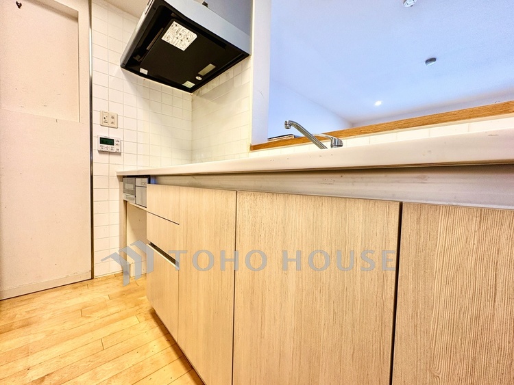 キッチン ◆ここに在る◆事も無げに美しく、伝えるには筆舌に尽くし難い。豪華絢爛や華美と言う事ではなく、住まう者にとって暮らし易く心地がいいと言う美しさがこの住まいには込められている。