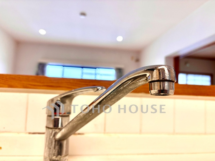 キッチン ◆今宵の食卓◆ダウンライトに反射するグラスを眺めながらワインを注ぐ。トクトクと心地いい音をさせながら、フランスの古城を思わせる薫りがたちこめ、とても幸せな時を過ごせる。