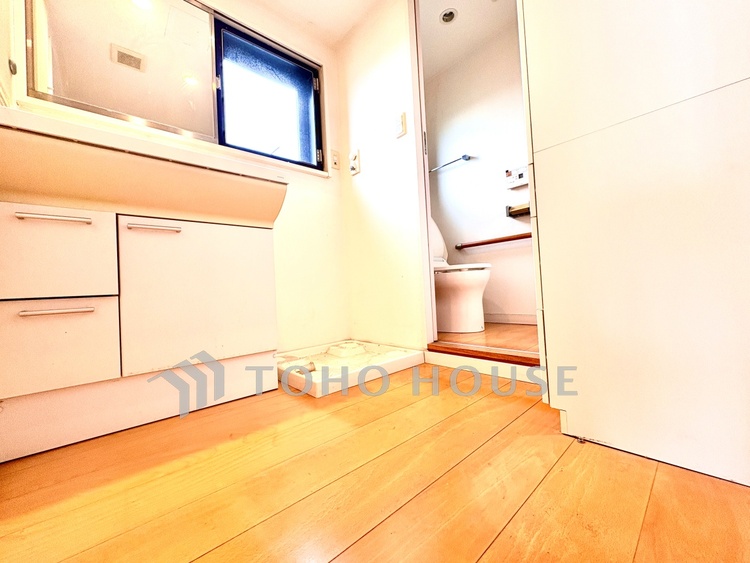 洗面 ◆サンサンと◆差し込む太陽の光がこのリビングに笑いをもたらす。ソファの上のクッションがポカポカした暖気にぬくぬくと微睡んでいる。