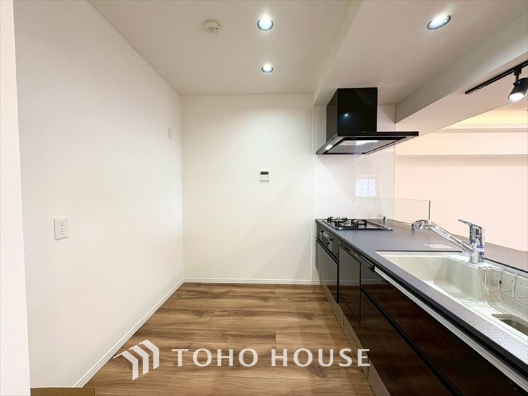 キッチン 【KITCHEN】◆ワクワク◆開放的で機能性も高いシステムキッチン。お子様は毎日のご飯にワクワク！