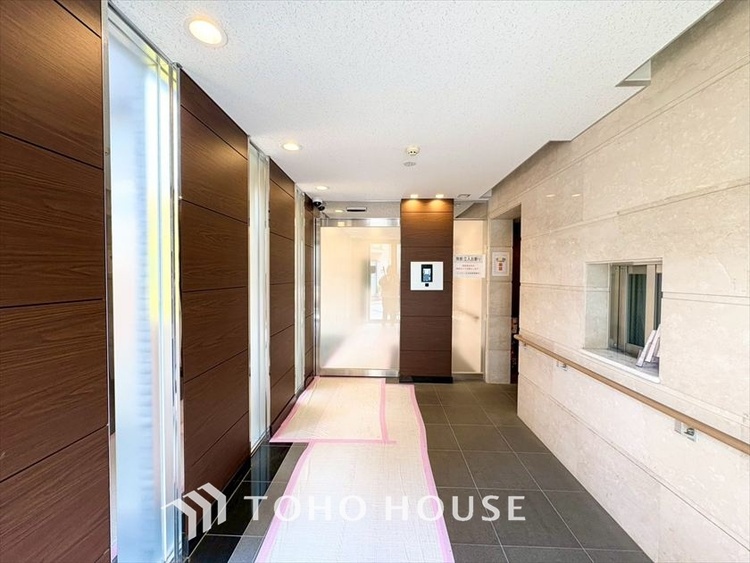 エントランス 【ENTRANCE】◆家族◆家で家族と過ごす時間は限られている。帰りを待つ家族の元へと急ぐときの弾む思い。そんな思いを引き立てる邸宅。