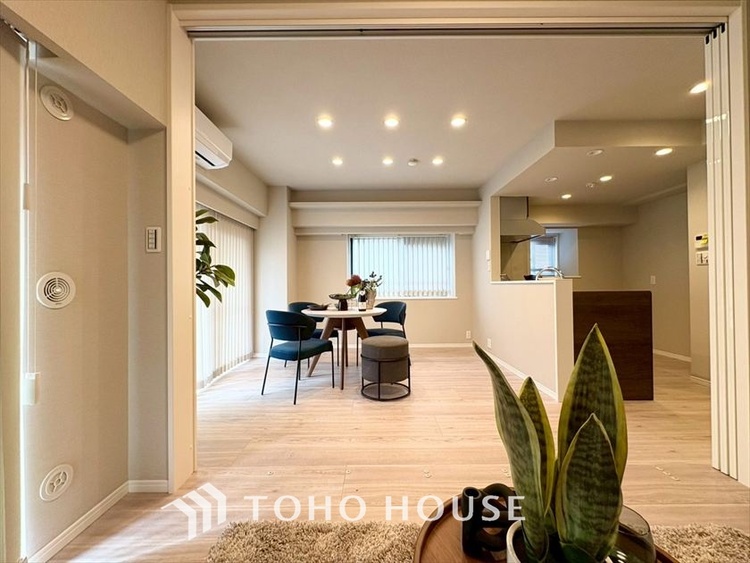 内装 【LIVING】◆扉を◆開くとこの景色。家族の”おかえり”の声が聞こえてきそう。