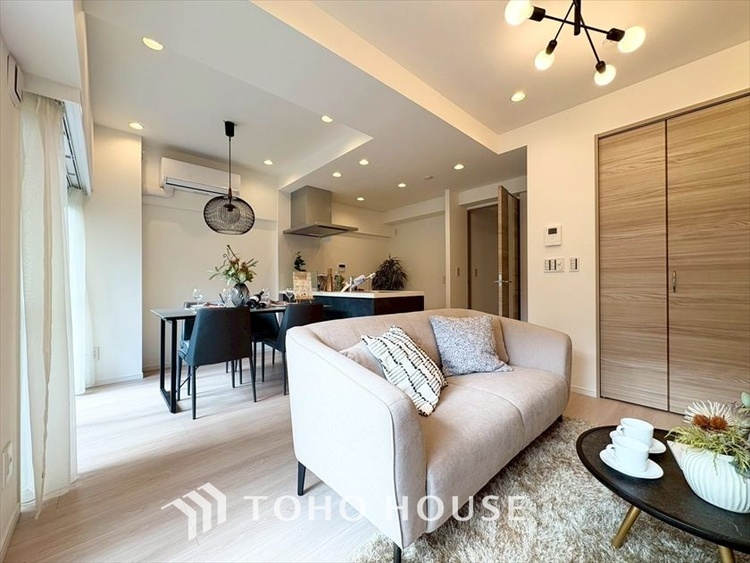 内装 【LIVING】◆扉を◆開くとこの景色。家族の”おかえり”の声が聞こえてきそう。