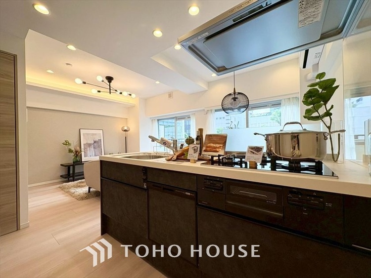 キッチン 【KITCHEN】◆ワクワク◆開放的で機能性も高いシステムキッチン。お子様は毎日のご飯にワクワク！