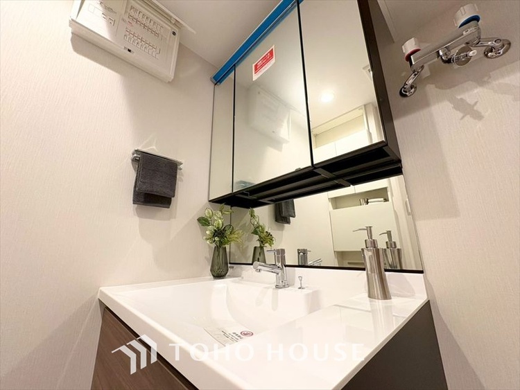 洗面 【WASHROOM】◆快適◆煌びやかな暮らしの中にも忘れたくない快適さ。大きな収納が助けてくれます。