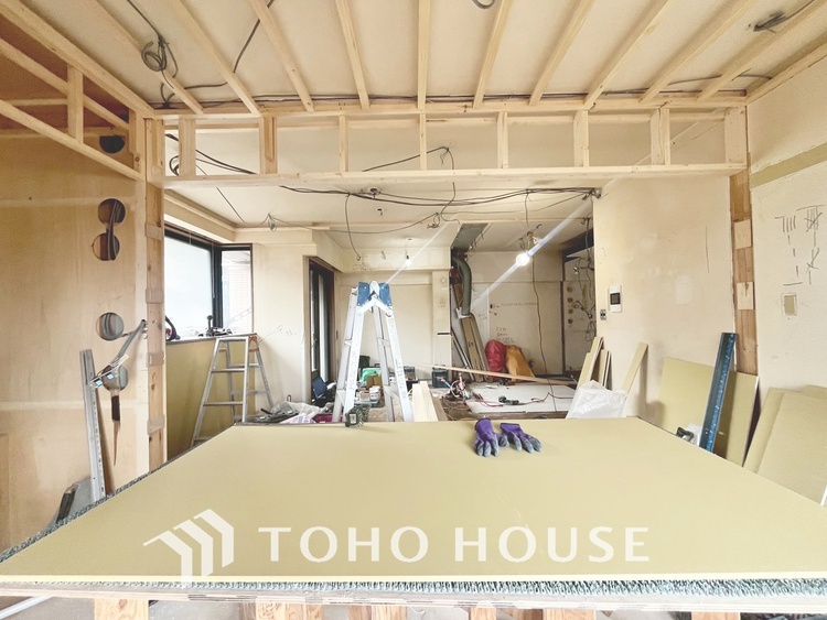 内装 現在改装中◆陽光◆が差し込む。この開放的なLDKに家族の笑顔が集う。家族が一緒に過ごす空間は明るく、そして居心地よく。