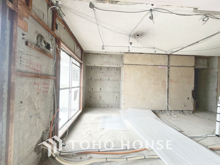 内装 現在改装中◆陽光◆が差し込む。この開放的なLDKに家族の笑顔が集う。家族が一緒に過ごす空間は明るく、そして居心地よく。