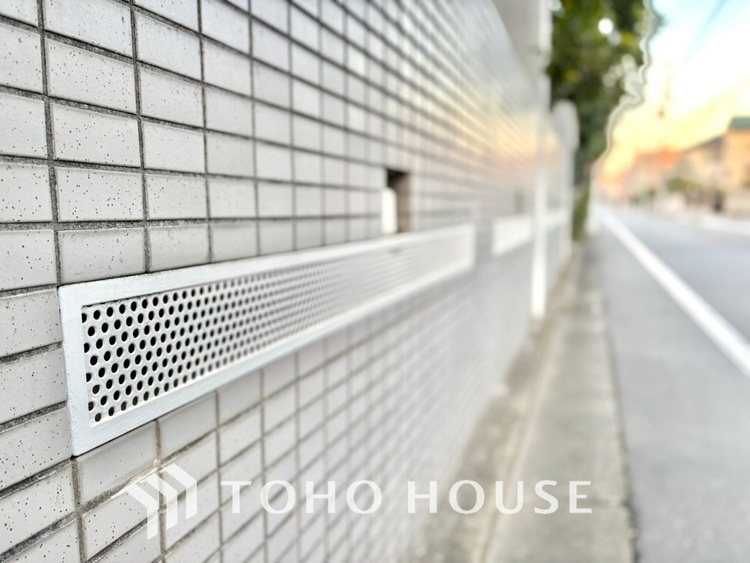 その他 【BALCONY】◆BLUE SKY◆自然の心地よさに包まれる。大開口の外に広がるのは爽やかな青空。