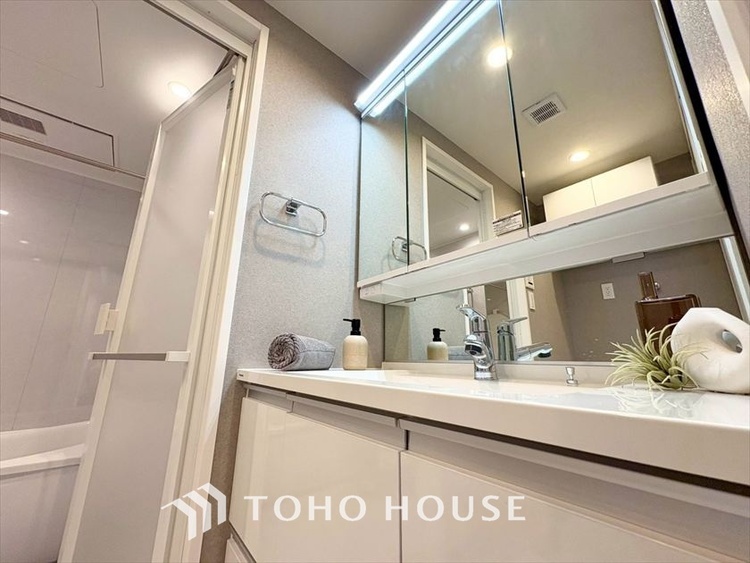 洗面 【WASHROOM】◆快適◆煌びやかな暮らしの中にも忘れたくない快適さ。大きな収納が助けてくれます。