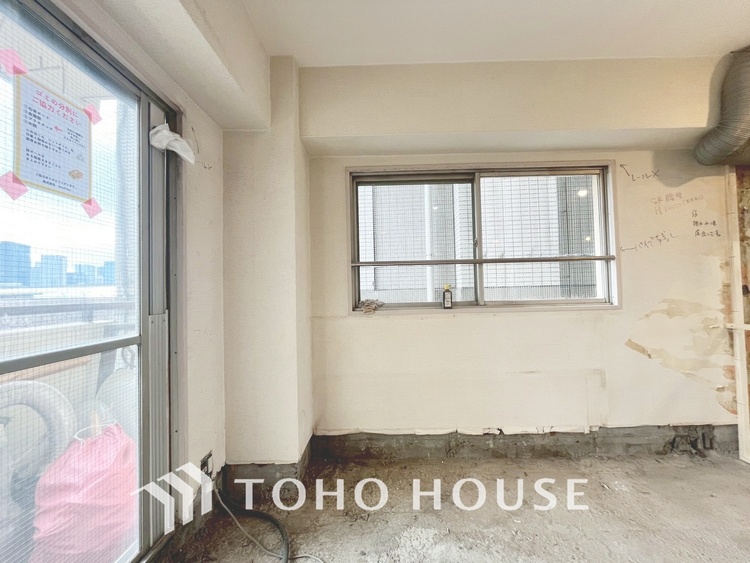 内装 現在改装中◆陽光◆が差し込む。この開放的なLDKに家族の笑顔が集う。家族が一緒に過ごす空間は明るく、そして居心地よく。