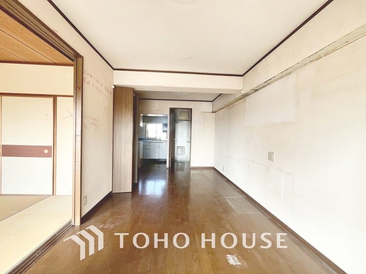 内装 現在改装中◆陽光◆が差し込む。この開放的なLDKに家族の笑顔が集う。家族が一緒に過ごす空間は明るく、そして居心地よく。