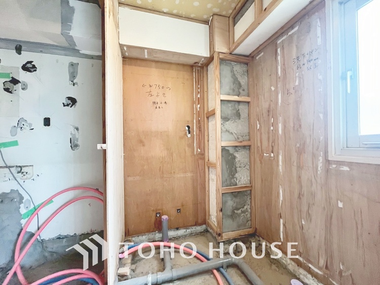 洗面 現在改装中◆快適◆煌びやかな暮らしの中にも忘れたくない快適さ。大きな収納が助けてくれます。