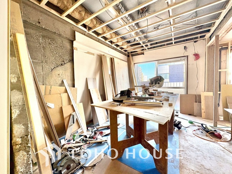 内装 現在改装中◆陽光◆が差し込む。この開放的なLDKに家族の笑顔が集う。家族が一緒に過ごす空間は明るく、そして居心地よく。