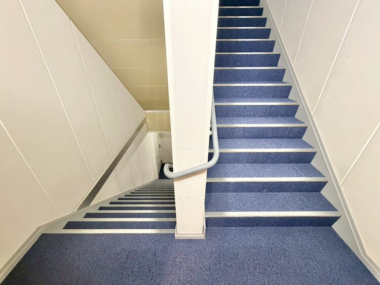 その他 共用部の階段です。明るく清潔に管理されています。