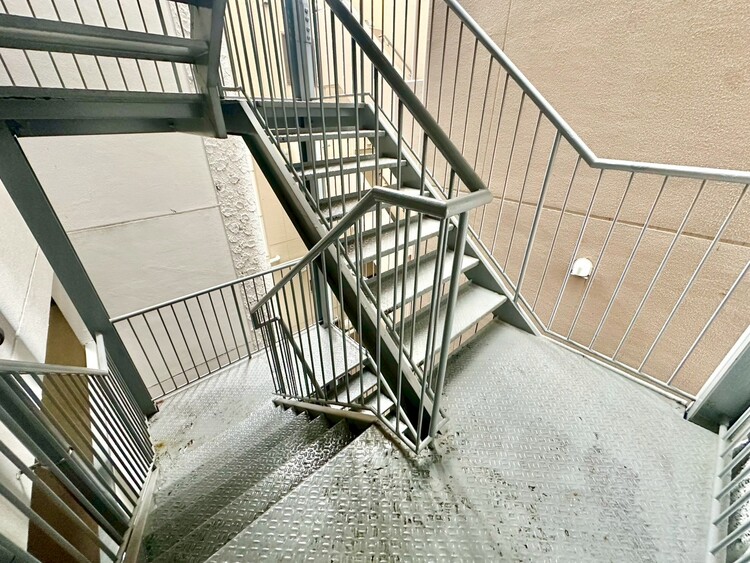 その他 共用部の階段です。明るく清潔に管理されています。