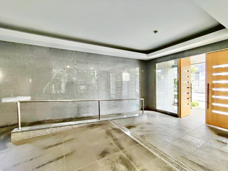 エントランス 綺麗に整備されており、行き届いた管理体制をうかがわせます。