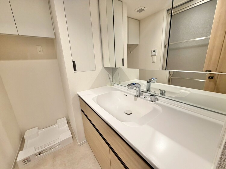 その他 清潔感を感じられる洗面化粧台。