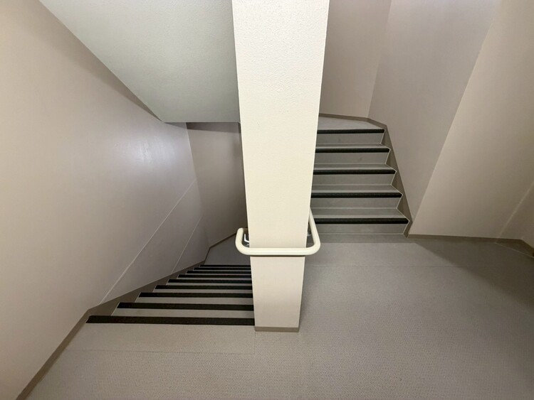 その他 共用部の階段です。明るく清潔に管理されています。