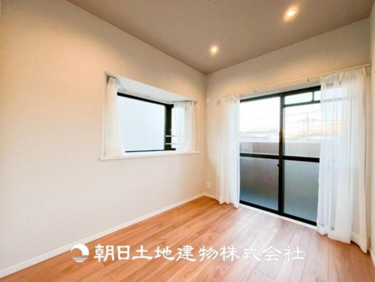 内装 【居室】大切なご家族、招いた友人と過ごす大切な時間を差し込む光が優しく包み込む空間。大切な人とともに、心穏やかに過ごすひとときを味わってください。