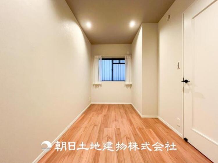 内装 【居室】爽やかな空間演出とセンス良く纏められた室内は良質な寛ぎ空間。そこで暮らす大切な人達のことを考え造りこんだ空間は日々の生活に安らぎを与えてくれます。